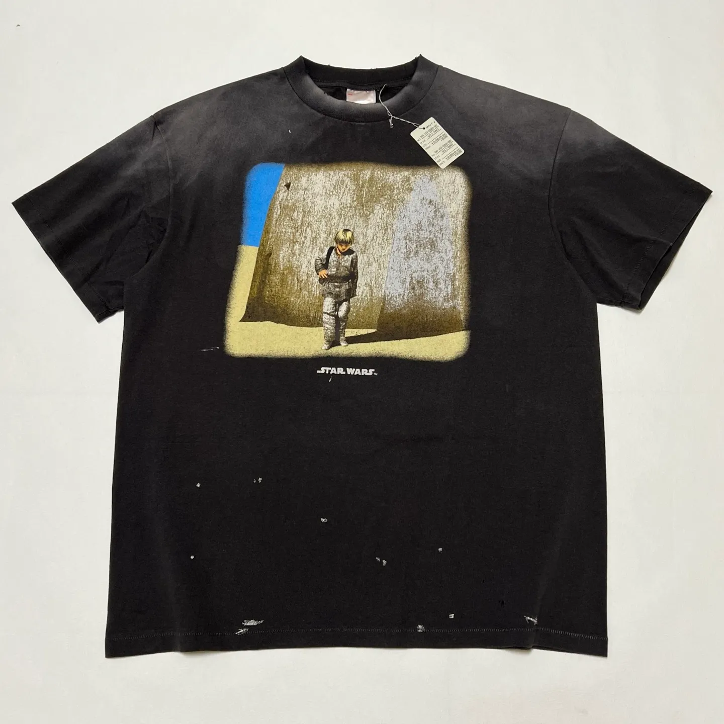 SAINT Mxxxxxx × STAR WARS SW_SS TEE /ANAKIN/BLK Star Wars co-branded TEE Anakin Skywalker Darth Vader reflection print TEE washed black S-XL The print comes from the impressive poster vision of "Anakin Skywalker" in "STAR WARS Episode I/The Phantom Menace" and the design of "Darth Vader" printed on the back The entire garment is hand-processed with dirt, washed with water, and printed with a distressed feel, which perfectly interprets the artistic specialty of NEW VINTAGE. In addition, the main mark and wash mark are customized to be consistent with the original version. It can be said that every detail of ZP is perfectly reproduced.